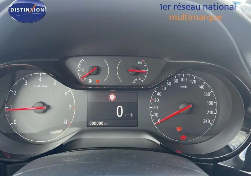 Vue rapprochée du tableau de bord de l'Opel Corsa gris 2025, affichant vitesse et compte-tours à zéro.