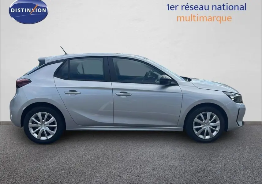 Opel Corsa 1.2 PureTech 75ch Edition gris vue de profil côté gauche sur fond neutre, jantes alliage visibles.