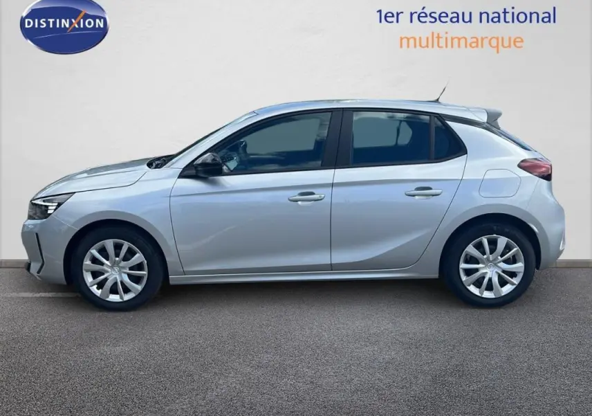 Profil droit d'une Opel Corsa gris clair 2025, compacte avec lignes fluides et jantes alliage visibles.