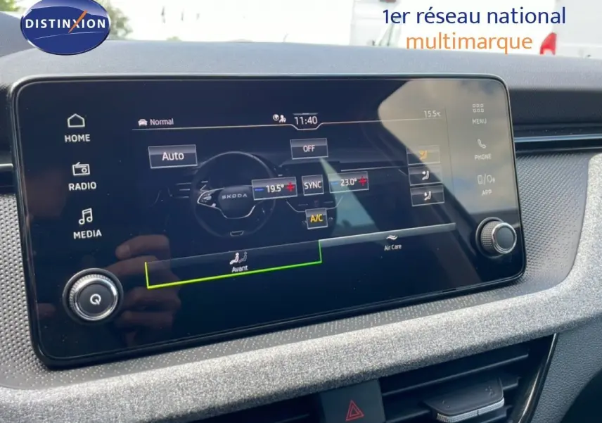 Écran tactile central du tableau de bord d'une Skoda Scala 2025, affichant les réglages de climatisation.