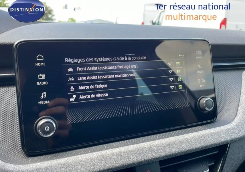 Écran tactile du tableau de bord de la Skoda Scala 2025 affichant les réglages d’aide à la conduite.