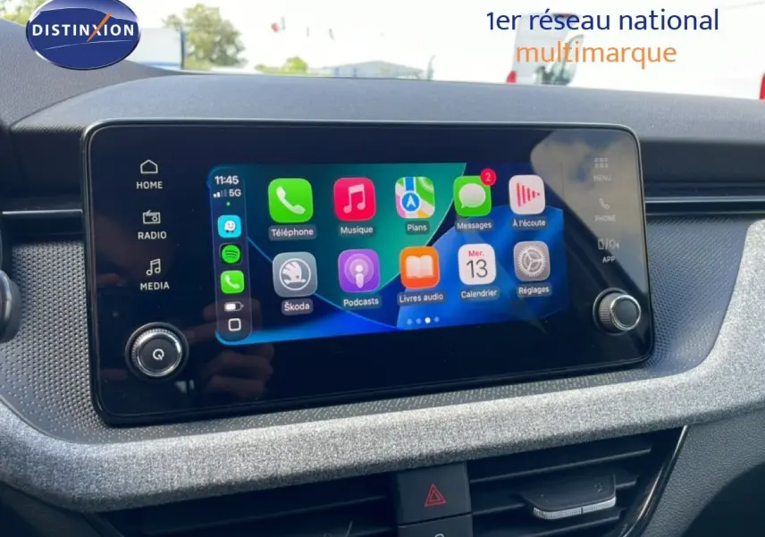 Écran tactile central affichant les applications connectées dans l’habitacle d’une Skoda Scala blanc glacier.