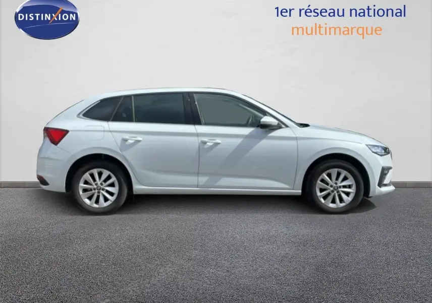 Vue de profil côté gauche d'une Skoda Scala blanc glacier, avec jantes alliage et vitres teintées.