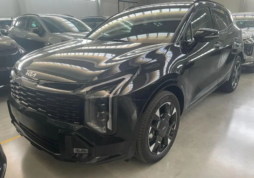KIA Sportage Hybride noir vu en 3/4 avant droit, avec calandre imposante et jantes noires distinctives GT-Line.
