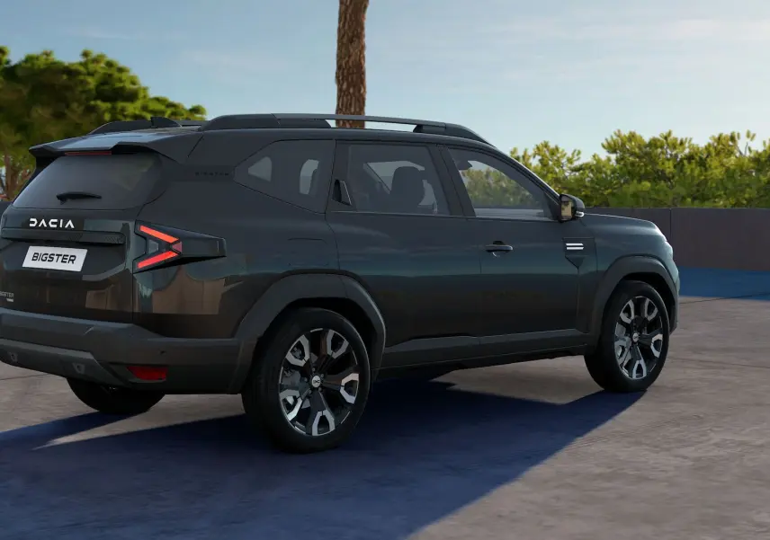 SUV Dacia Bigster noir nacré en 3/4 arrière droit, avec feux arrière en forme de flèche et jantes alliage distinctives.