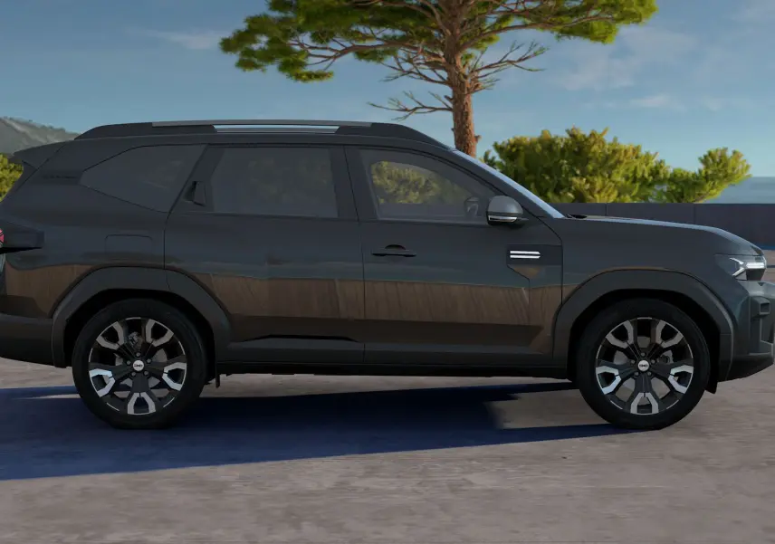 Profil droit du Dacia Bigster Hybrid 155 Journey noir nacré, avec jantes alliage et toit ouvrant panoramique visible.