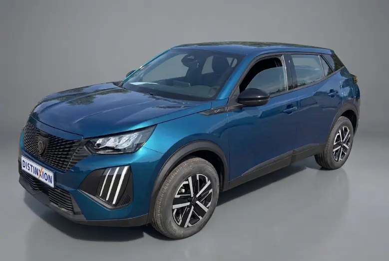 Peugeot 2008 Hybrid bleu 3/4 avant droit, avec calandre noire et feux LED distinctifs, version Style 2025.