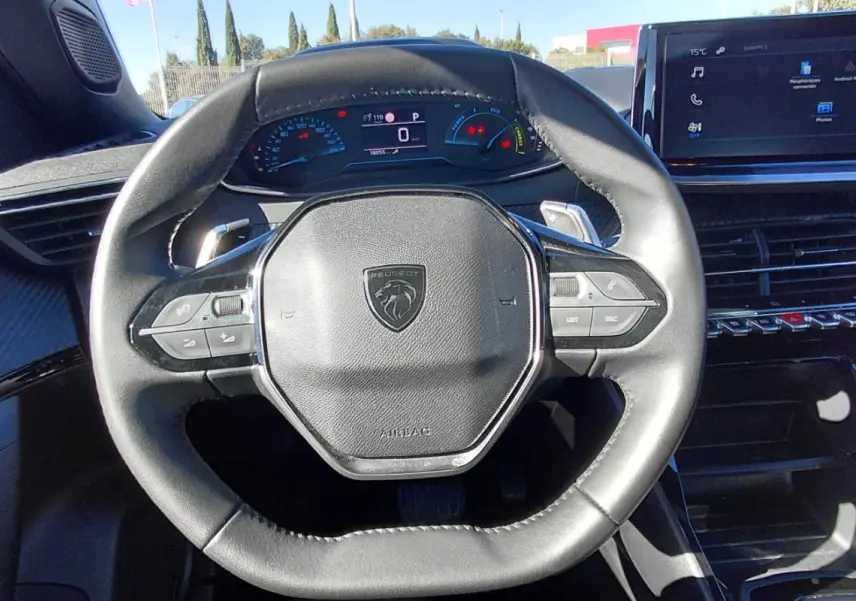 Vue centrée sur le volant Peugeot 2008 Hybrid 136 e-DCS6 Style avec cockpit numérique et écran tactile.