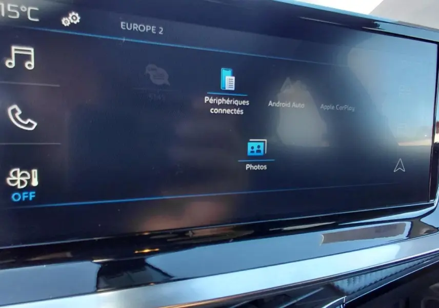 Écran tactile du tableau de bord du Peugeot 2008 Hybrid 136 e-DCS6 Style, avec interface multimédia visible.