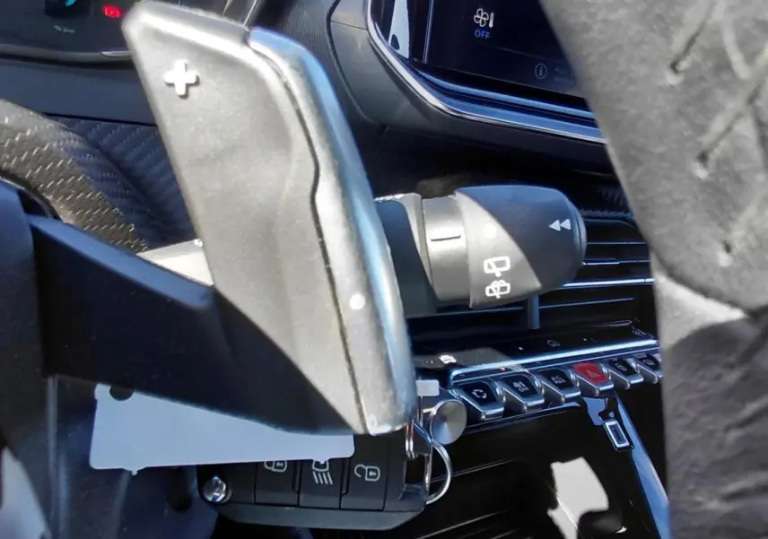 Gros plan sur la palette de changement de vitesse côté droit du Peugeot 2008 Hybrid 136 e-DCS6 Style, intérieur noir.