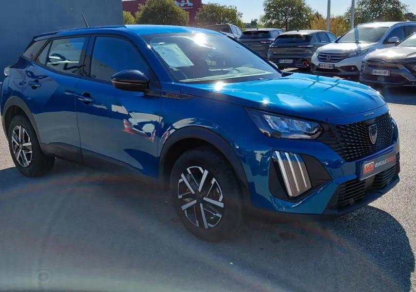 Peugeot 2008 Hybrid bleu en 3/4 avant droit, avec jantes 16 pouces et calandre noire distinctive.