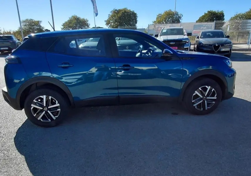 Peugeot 2008 Hybrid bleu en vue profil côté gauche, avec jantes 16 pouces et détails noirs contrastants.