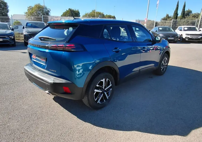 Peugeot 2008 Hybrid bleu en 3/4 arrière droit, avec jantes 16 pouces et feux arrière LED distinctifs.