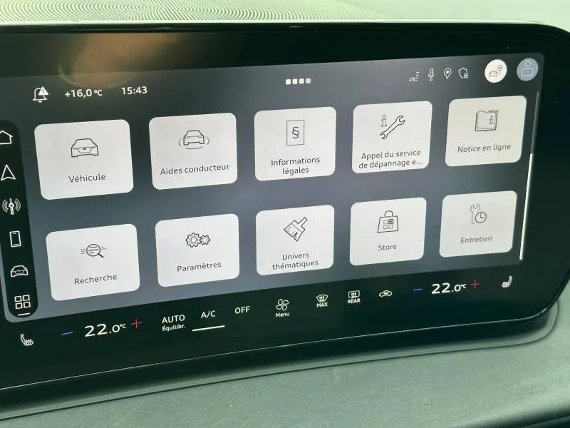 Écran tactile central de l’Audi Q3 noir Mythique, affichant le menu principal avec options de réglages et aides conducteur.