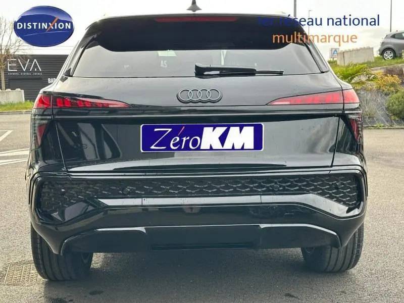 Vue arrière d'un Audi Q3 2.0 TDI 150ch S line noir métallisé avec feux arrière LED et logo Audi visible.