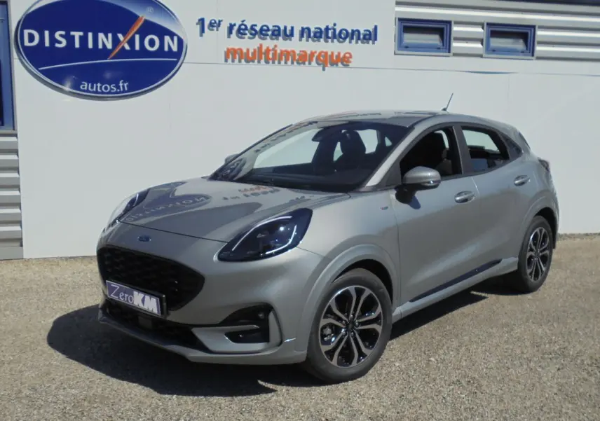 Ford Puma 1.0 EcoBoost hybride gris Solar Metal en 3/4 avant droit, jantes alliage noires et calandre noire.