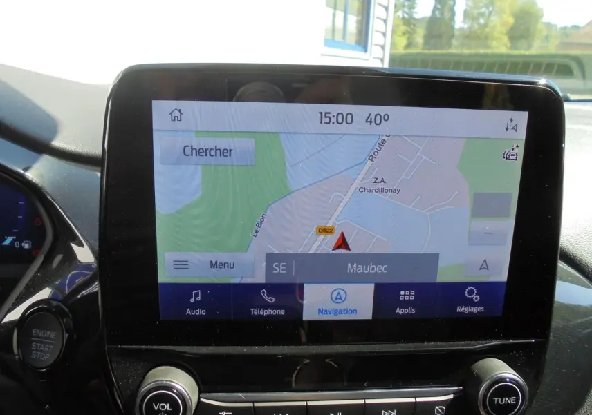 Écran tactile central du Ford Puma 2022 montrant la navigation avec carte et commandes audio intégrées.