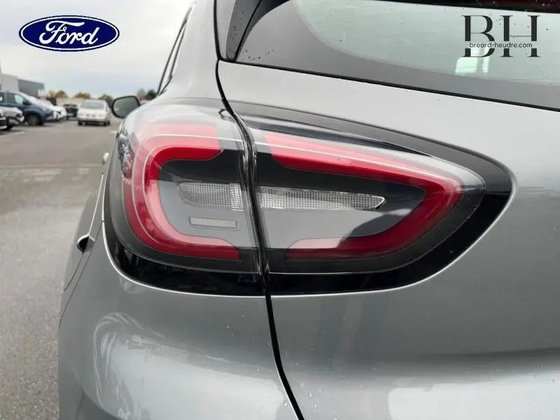 Gros plan sur le feu arrière droit du Ford Puma gris Solar métallisé, soulignant son design moderne et lumineux.