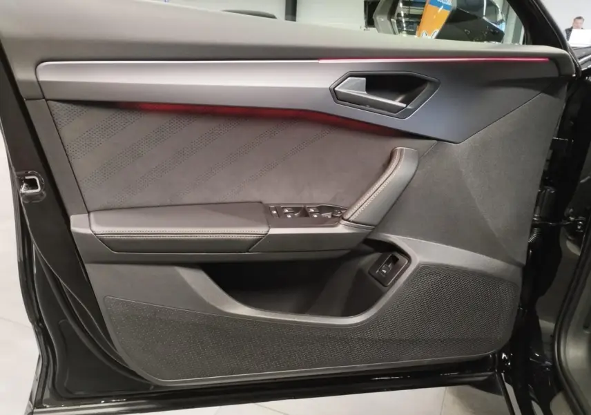 Vue rapprochée de la contre-porte côté gauche noire avec surpiqûres et bande lumineuse rouge du CUPRA Formentor 2026.