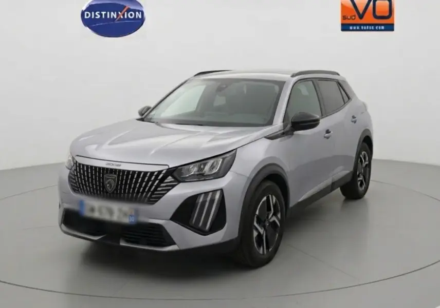 Peugeot 2008 Hybrid gris en 3/4 avant droit avec barres de toit et jantes alliage 17 pouces visibles.