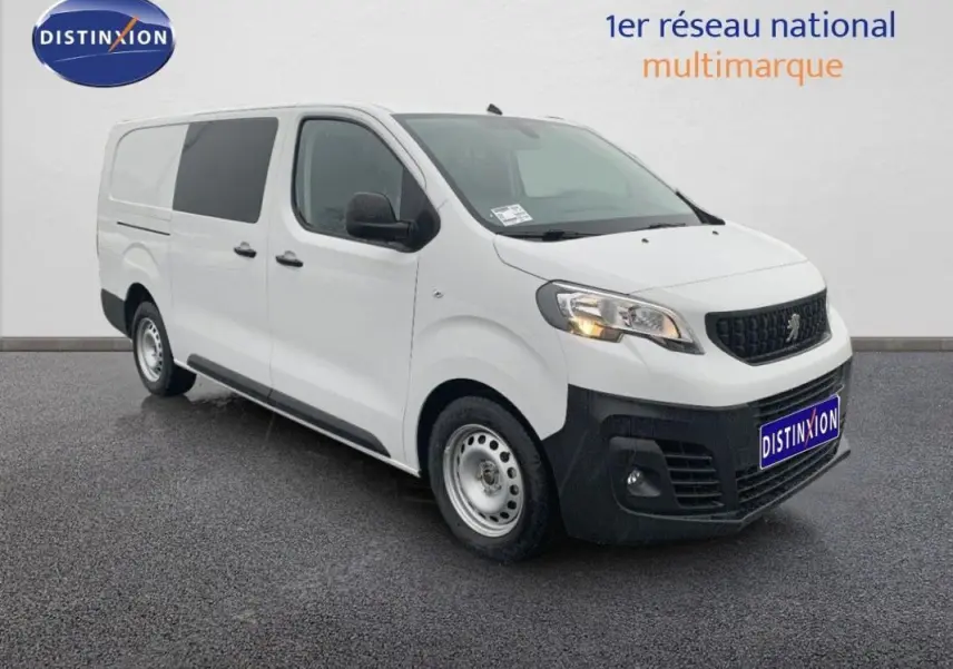 Peugeot Expert Fourgon blanc en 3/4 avant droit, avec calandre noire et feux allumés sur sol gris.