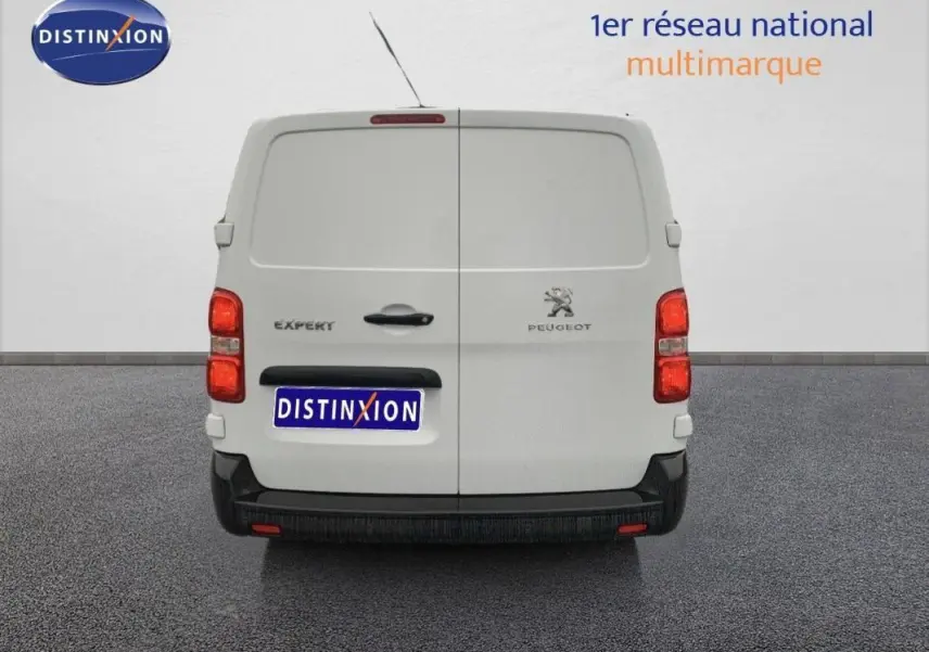 Vue arrière d’un Peugeot Expert Fourgon blanc 2023 avec portes battantes fermées et feux rouges visibles.