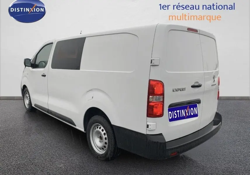 Vue 3/4 arrière gauche d’un Peugeot Expert Fourgon blanc 2023 avec cabine approfondie et vitres teintées.