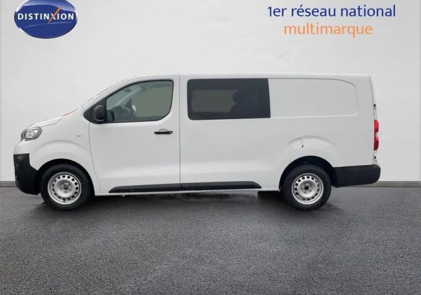 Profil latéral gauche d’un Peugeot Expert Fourgon blanc 2023, cabine approfondie avec vitres teintées arrière et jantes acier.