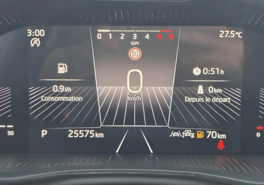 Affichage numérique du tableau de bord SKODA SCALA 2024 montrant vitesse, consommation et autonomie essence.