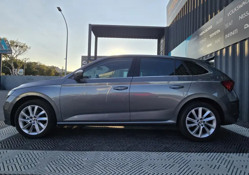 Vue latérale droite d'une Skoda Scala 2024 gris graphite métallisé avec jantes alliage 17 pouces Fornax argent.