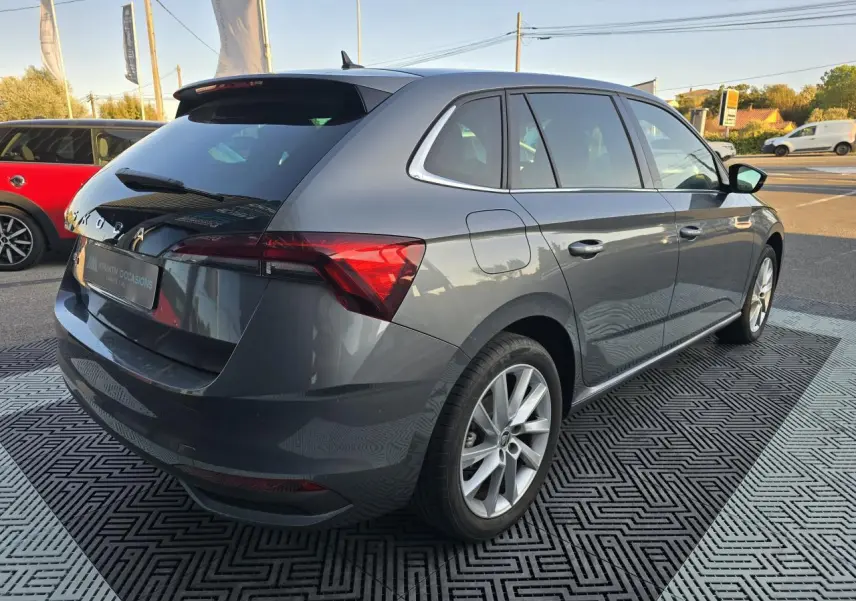 Vue 3/4 arrière droite d'une Skoda Scala 2024 gris graphite métallisé avec jantes alliage 17 pouces argent.