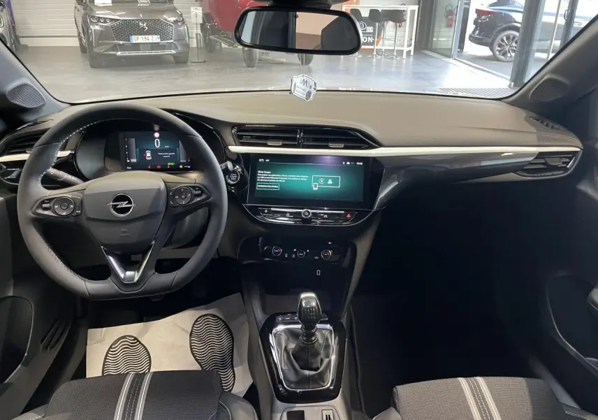 Vue intérieure avant de l’Opel Corsa blanche 2026 avec tableau de bord numérique et écran tactile central.