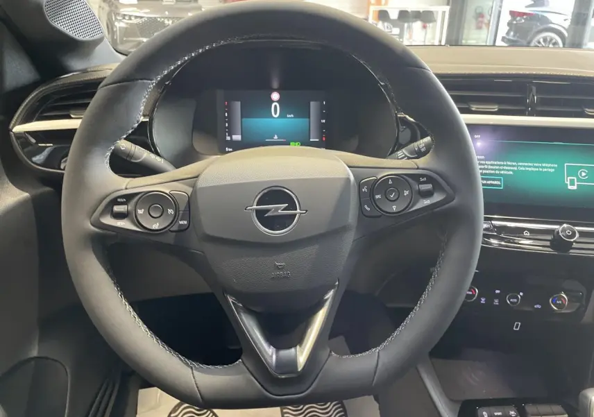 Vue frontale du volant en cuir noir de l'Opel Corsa 2026 avec tableau de bord numérique et écran tactile multimédia.