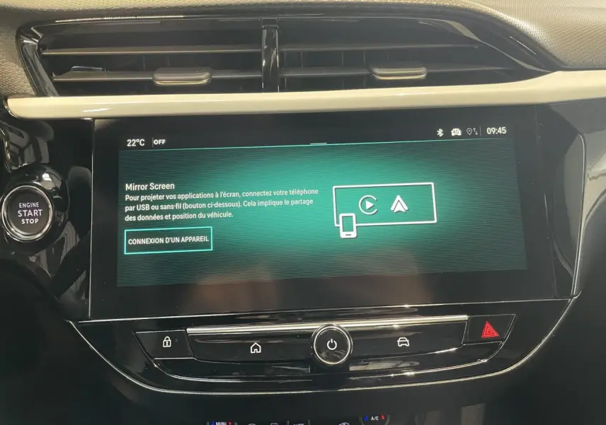 Vue rapprochée de l’écran tactile 10 pouces et bouton start/stop dans l’habitacle noir de l’Opel Corsa blanche.