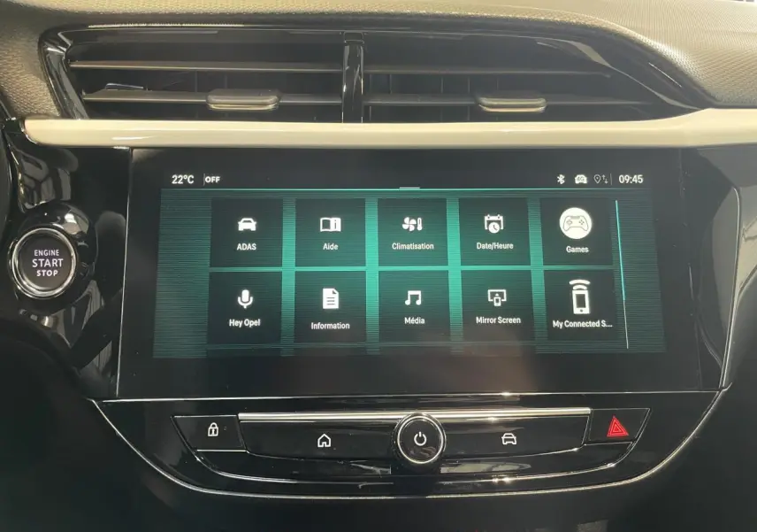 Vue rapprochée de l’écran tactile 10 pouces du tableau de bord noir de l’Opel Corsa blanche 2026.