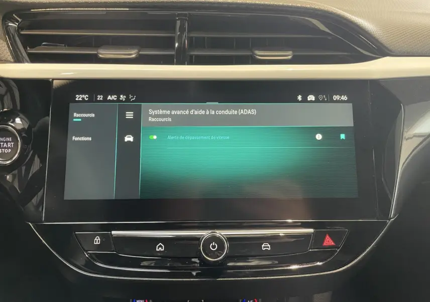 Écran tactile 10'' de l’Opel Corsa blanc 2026 affichant le système d’aide à la conduite ADAS.