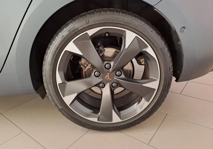 Gros plan sur la roue avant droite de la CUPRA Leon 2024 gris magnétique mat avec jante alliage au design moderne.