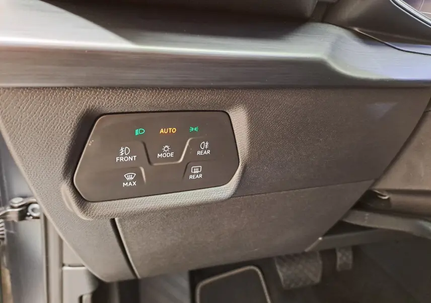 Gros plan sur le panneau de commandes d’éclairage intérieur côté conducteur de la CUPRA Leon 2024 gris magnétique mat.
