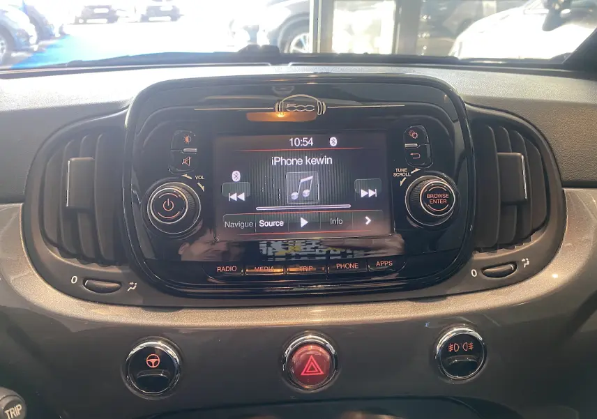 Vue rapprochée du tableau de bord noir de la Fiat 500 Lounge 2019 avec écran multimédia affichant une connexion Bluetooth active.