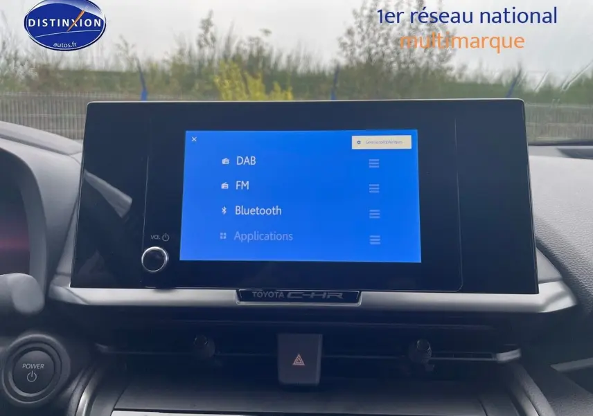 Écran tactile central affichant les options multimédia dans l'habitacle du Toyota C-HR 2024.