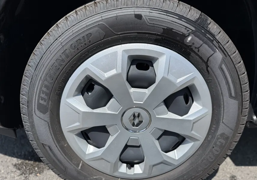 Gros plan sur la roue avant gauche du Renault Trafic Fourgon noir crépuscule avec jante et logo Renault central.