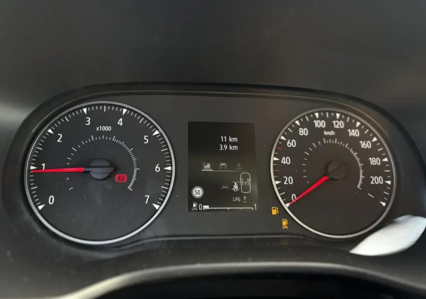 Tableau de bord du Dacia Jogger ECO-G 100 Extreme+ montrant compte-tours, compteur de vitesse et écran central avec indicateurs GPL.