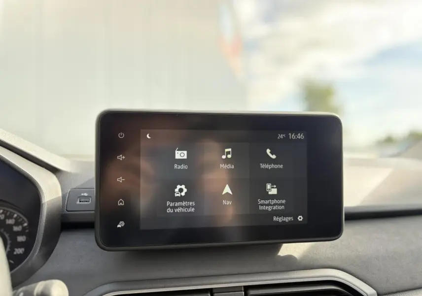 Écran tactile central du tableau de bord du Dacia Jogger 2024 affichant les options radio, média, téléphone et navigation.