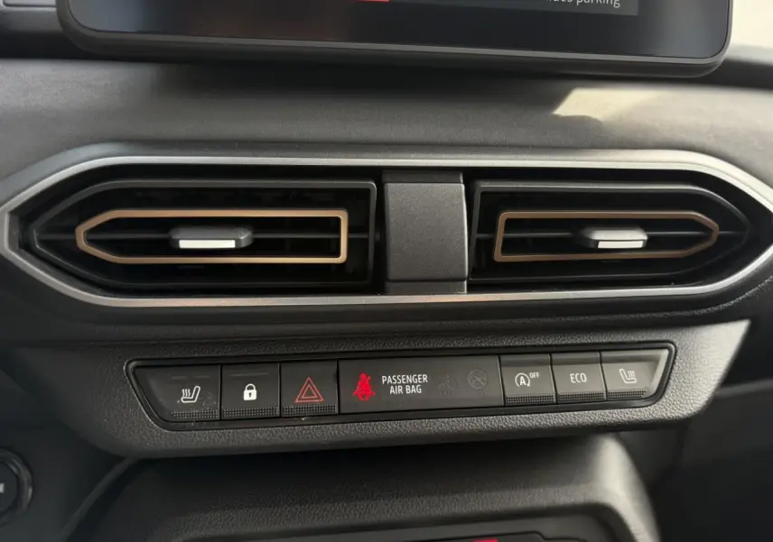 Détail des aérateurs et des commandes centrales du tableau de bord du Dacia Jogger Gris Schiste 2024.