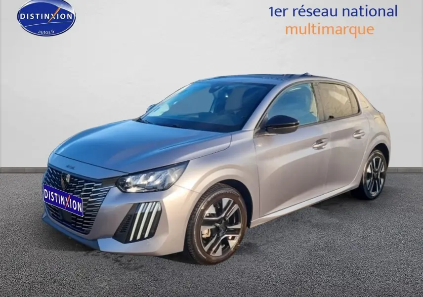Peugeot 208 gris artense vue 3/4 avant droit, avec jantes alu et phares avant LED allumés.
