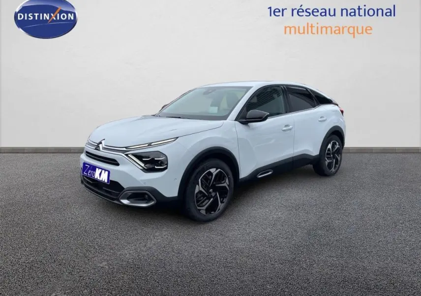 Citroën C4 blanc en 3/4 avant droit, avec jantes aluminium noires et lignes modernes distinctives.