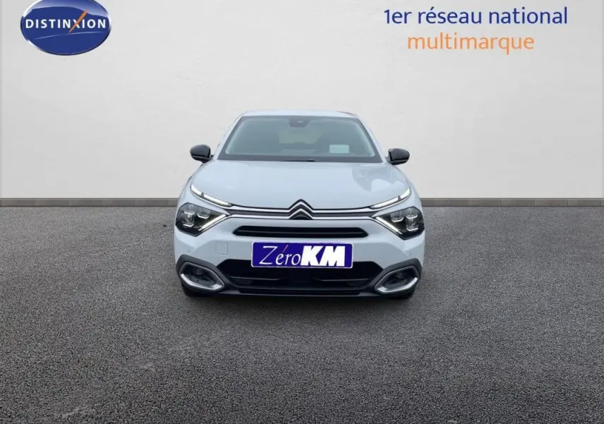 Vue frontale d'une Citroën C4 blanche 2024 avec feux LED distinctifs et calandre noire élégante.