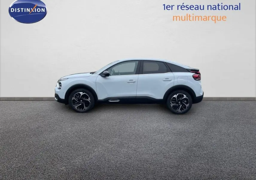 Profil droit d'une Citroën C4 blanche 2024 avec jantes aluminium et détails noirs contrastants.