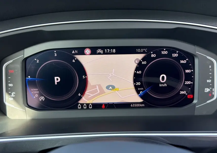 Tableau de bord numérique du Volkswagen Tiguan 2022, affichage central avec navigation et compteurs ronds noirs.