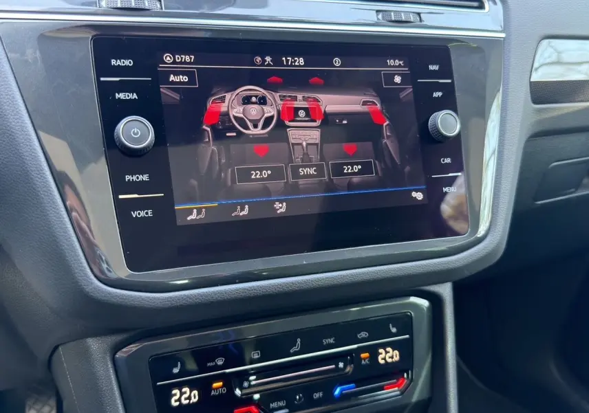 Écran tactile central du Volkswagen Tiguan 2022 noir intense, affichant la gestion de la climatisation automatique.